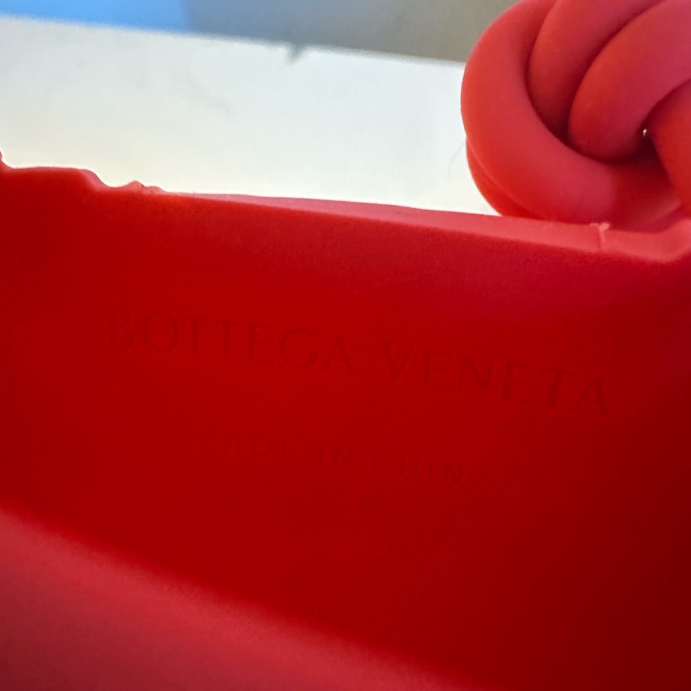 Bottega Veneta red 3rd generation AirPods case - Picture 5 of 6